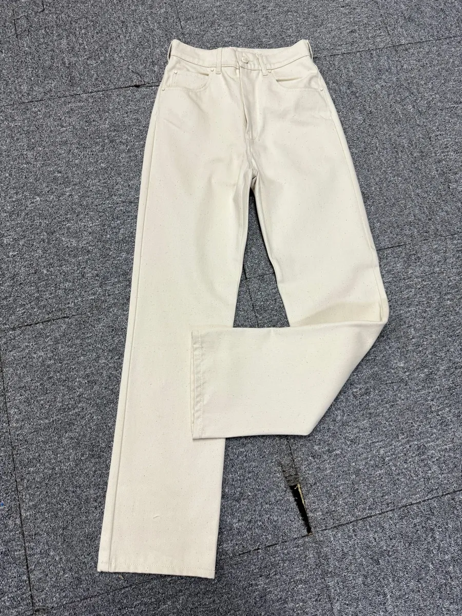 Button Detailed Straight-Leg Pants