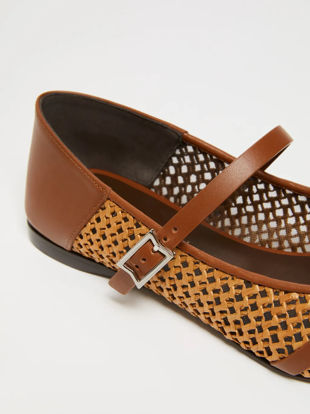 Buckle Detailed Pointed Toe Flat Shoes