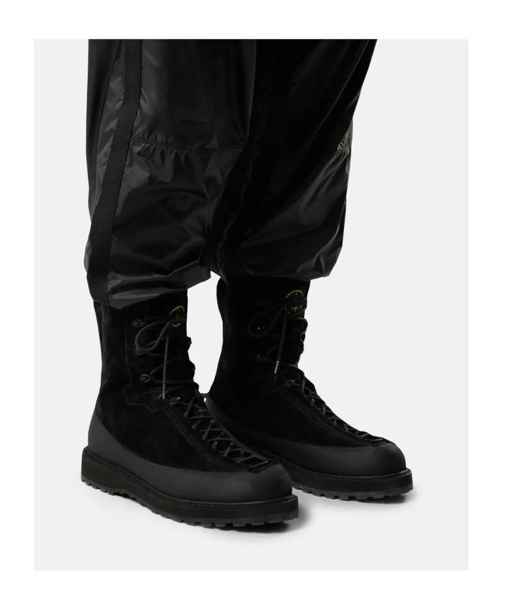 S100110 Lace-Up Hiking Boots