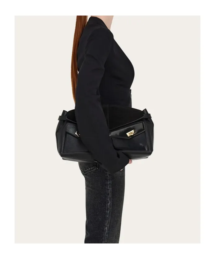 Multipocket Hug Crossbody Bag