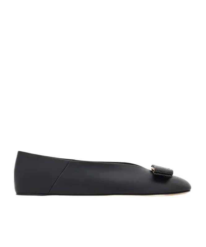 Round Toe Bow Detailed Ballet Flats