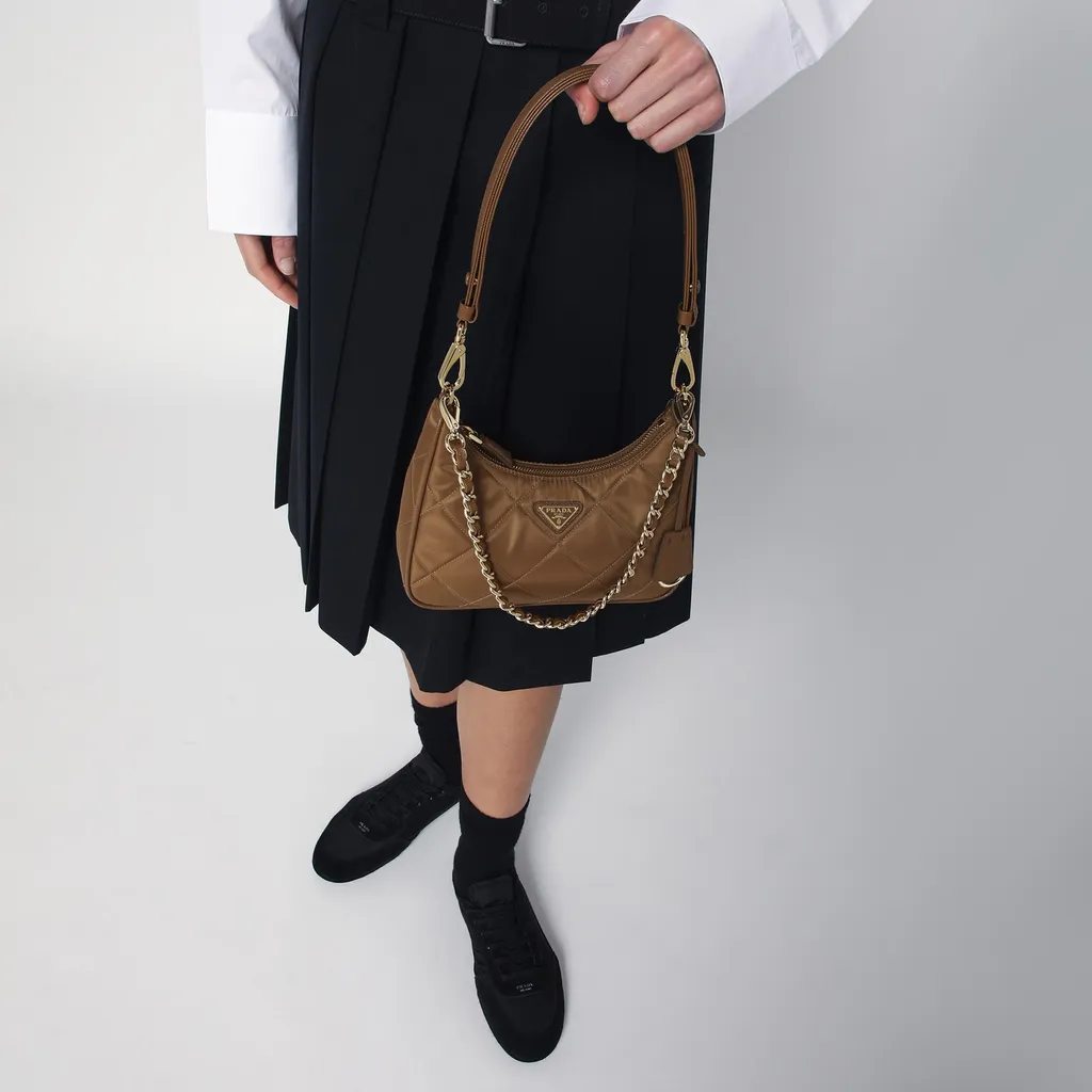 Re-Edition Quilted Zipped Shoulder Bag