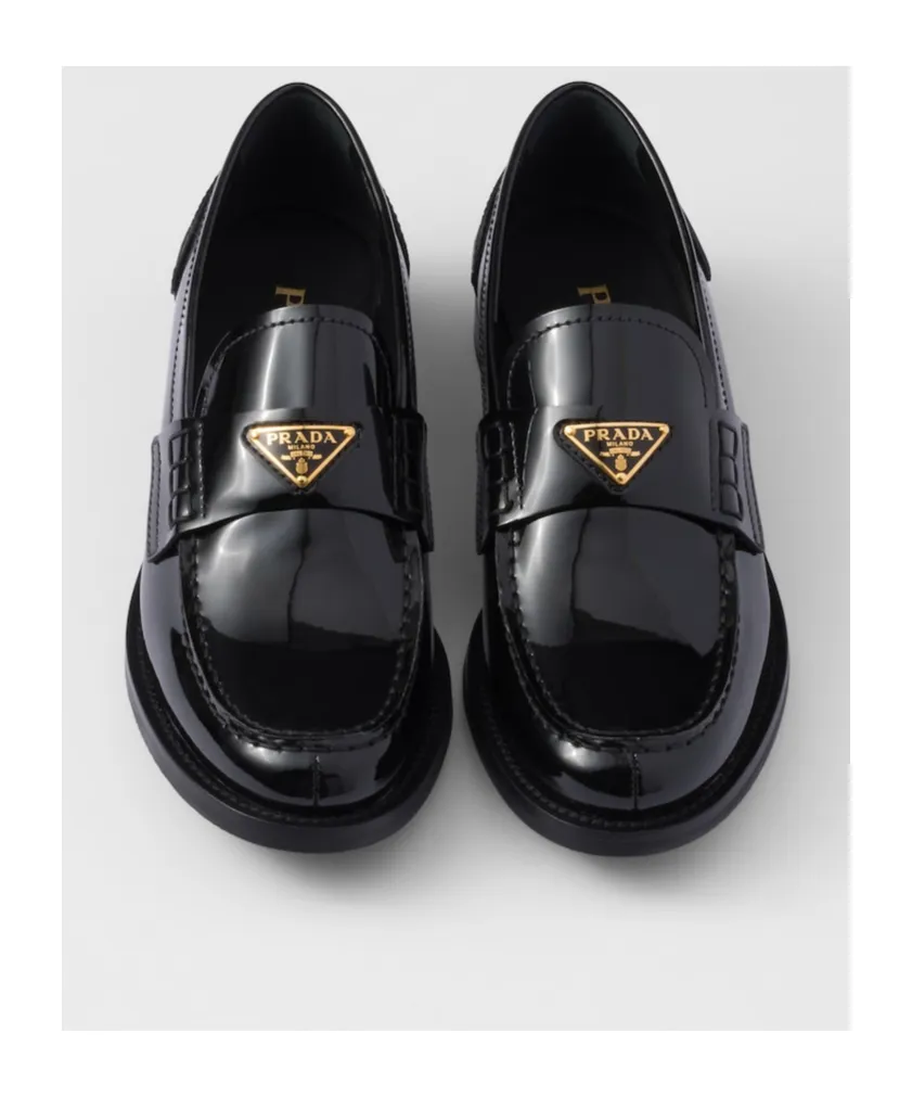 Triangle-Logo Moccasins
