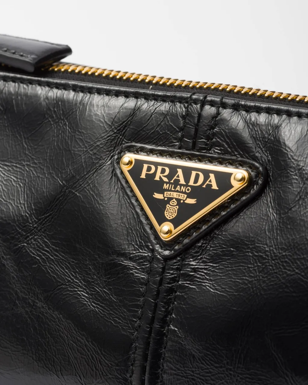 Re-Edition 2002 Zipped Medium Shoulder Bag