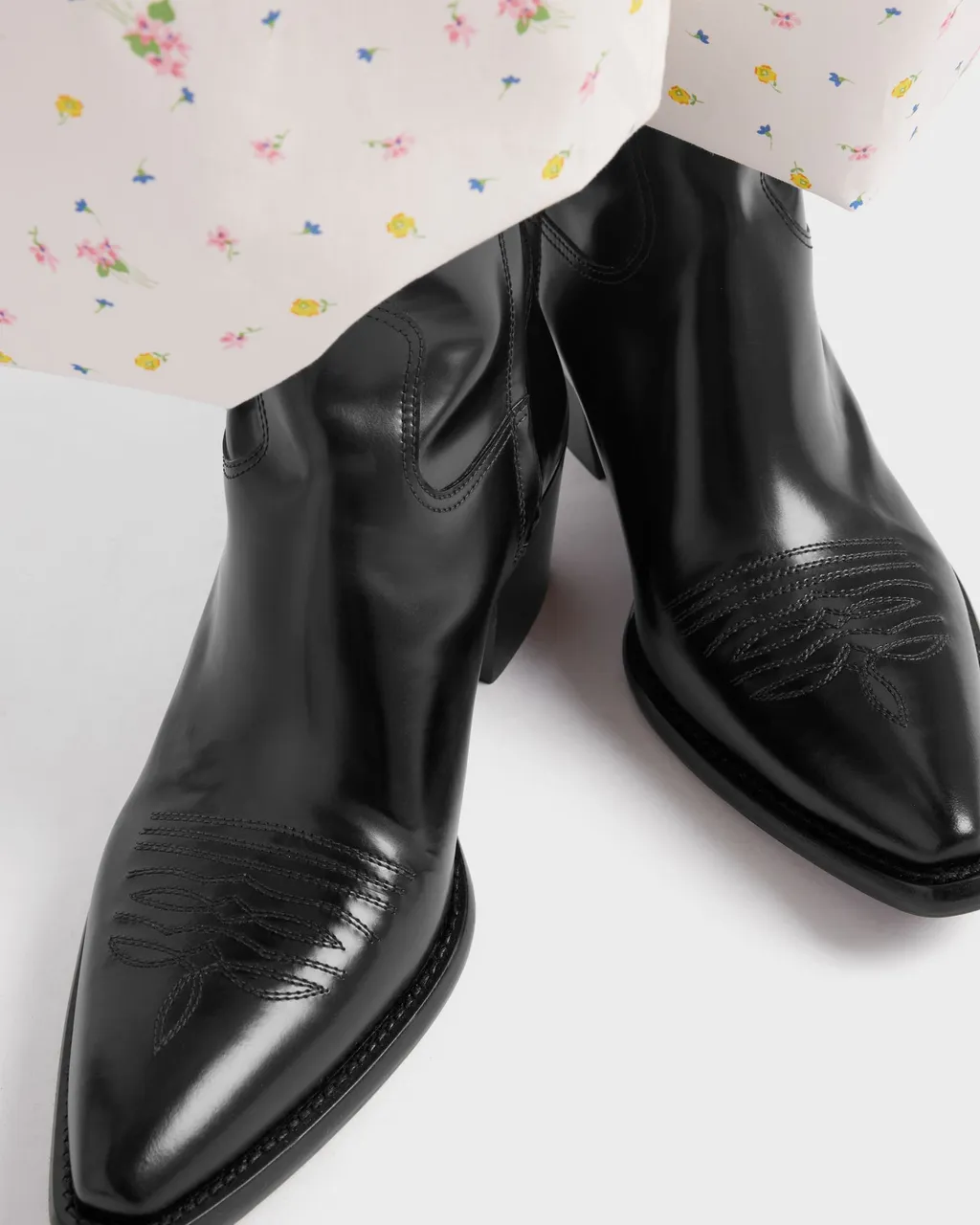 Logo Detailed Pointed Toe Boots
