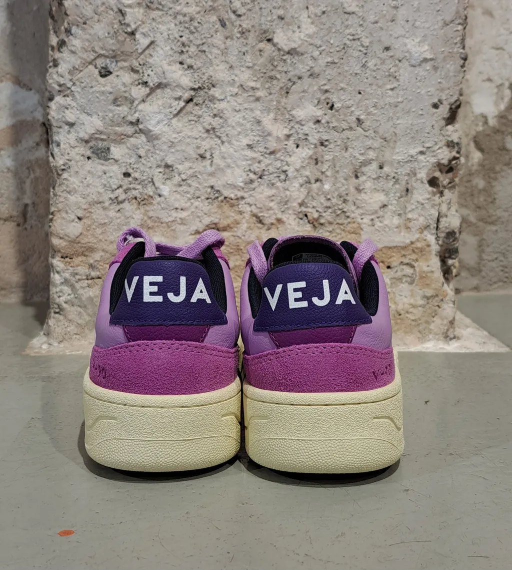 V90 Sneakers