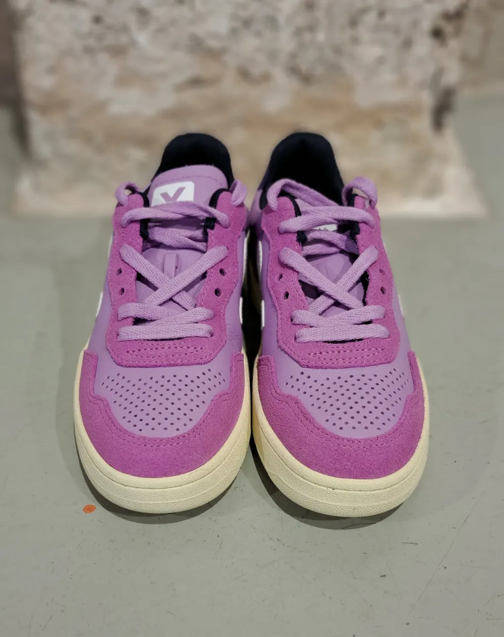 V90 Sneakers