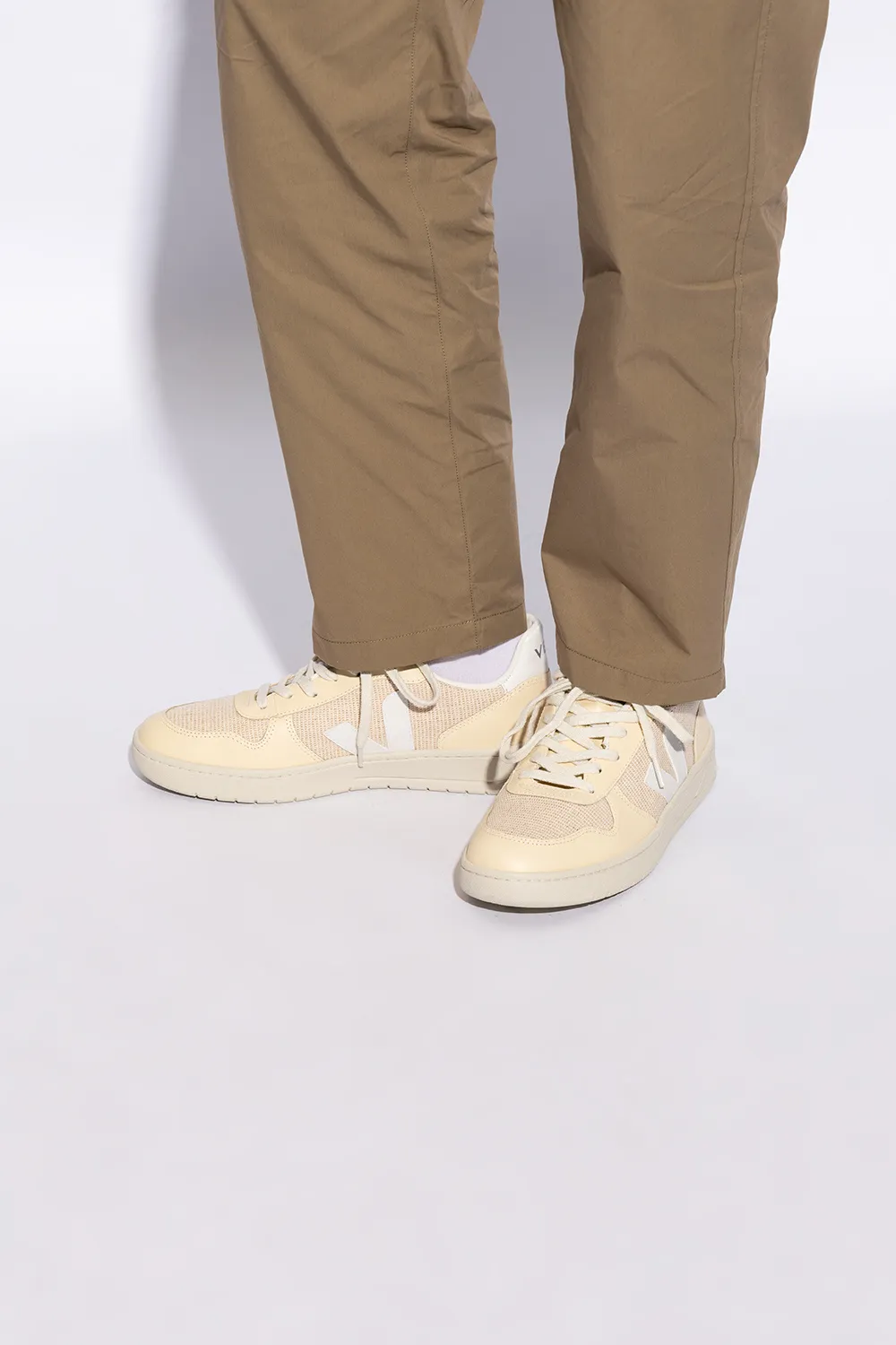 V 10 J Mesh Low-Top Sneakers