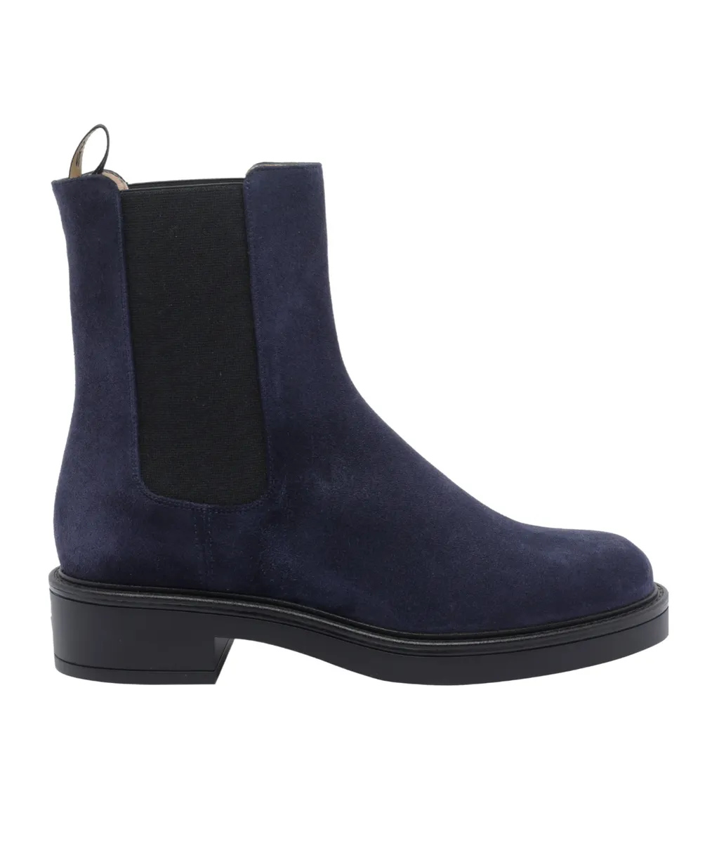 Round Toe Chelsea Boots