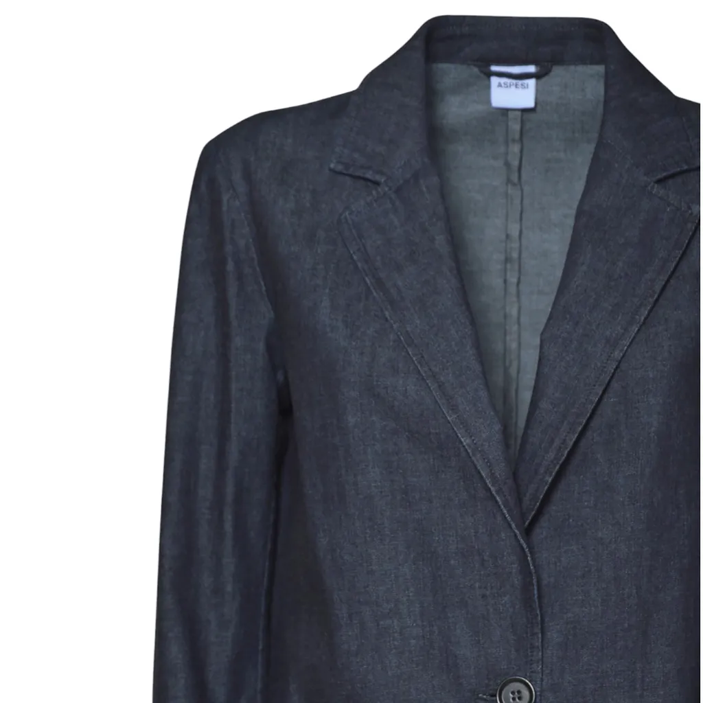 Long-Sleeved Buttoned Denim Shirt