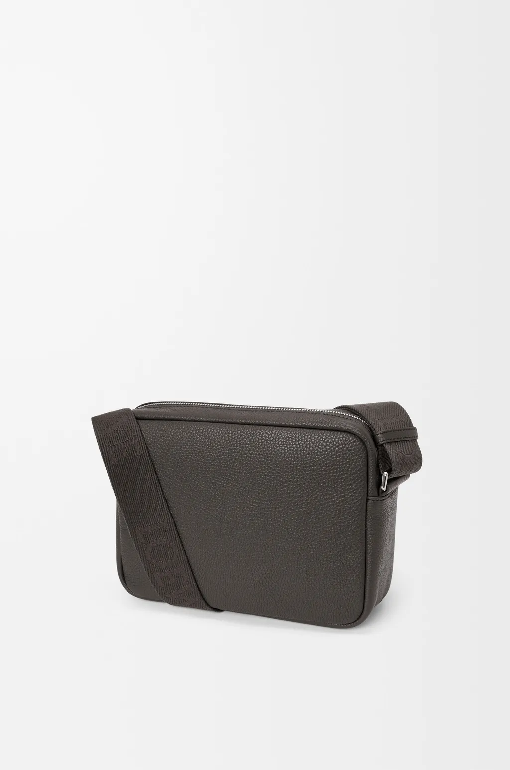 Medium Pebble Messenger Bag In Supple Grained Calfskin