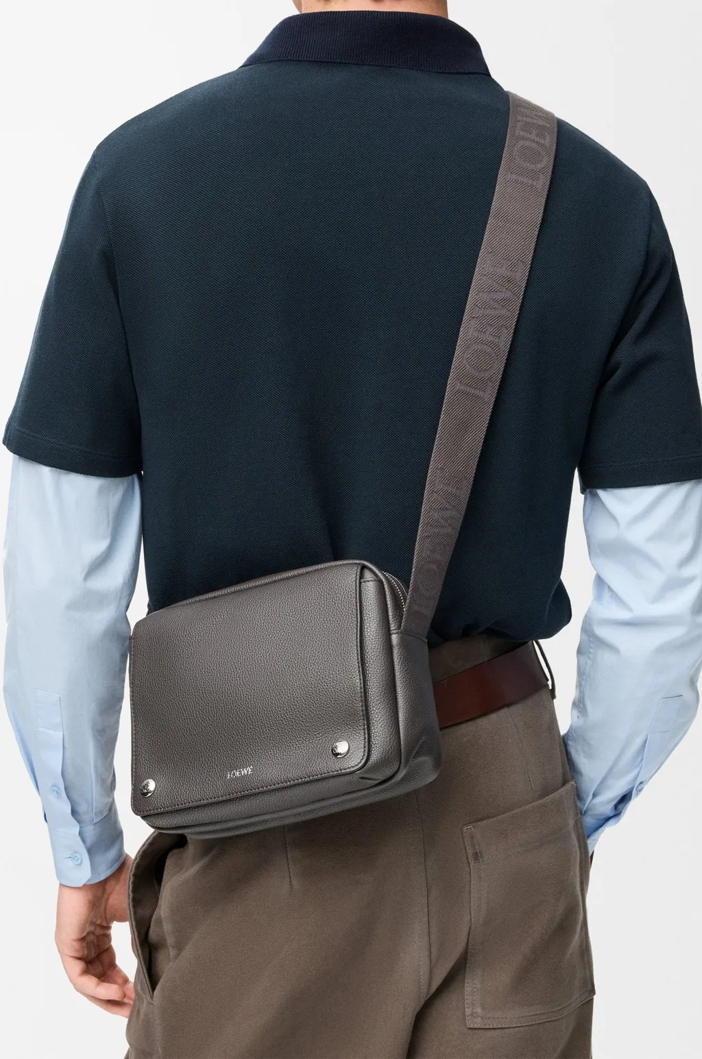Medium Pebble Messenger Bag In Supple Grained Calfskin