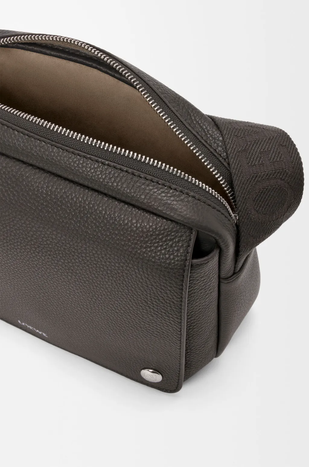 Medium Pebble Messenger Bag In Supple Grained Calfskin