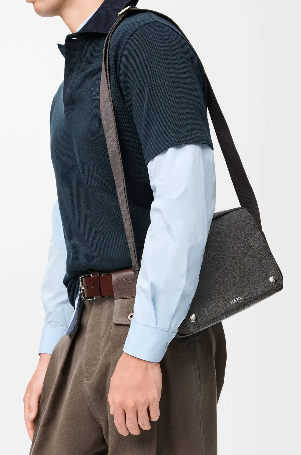 Medium Pebble Messenger Bag In Supple Grained Calfskin