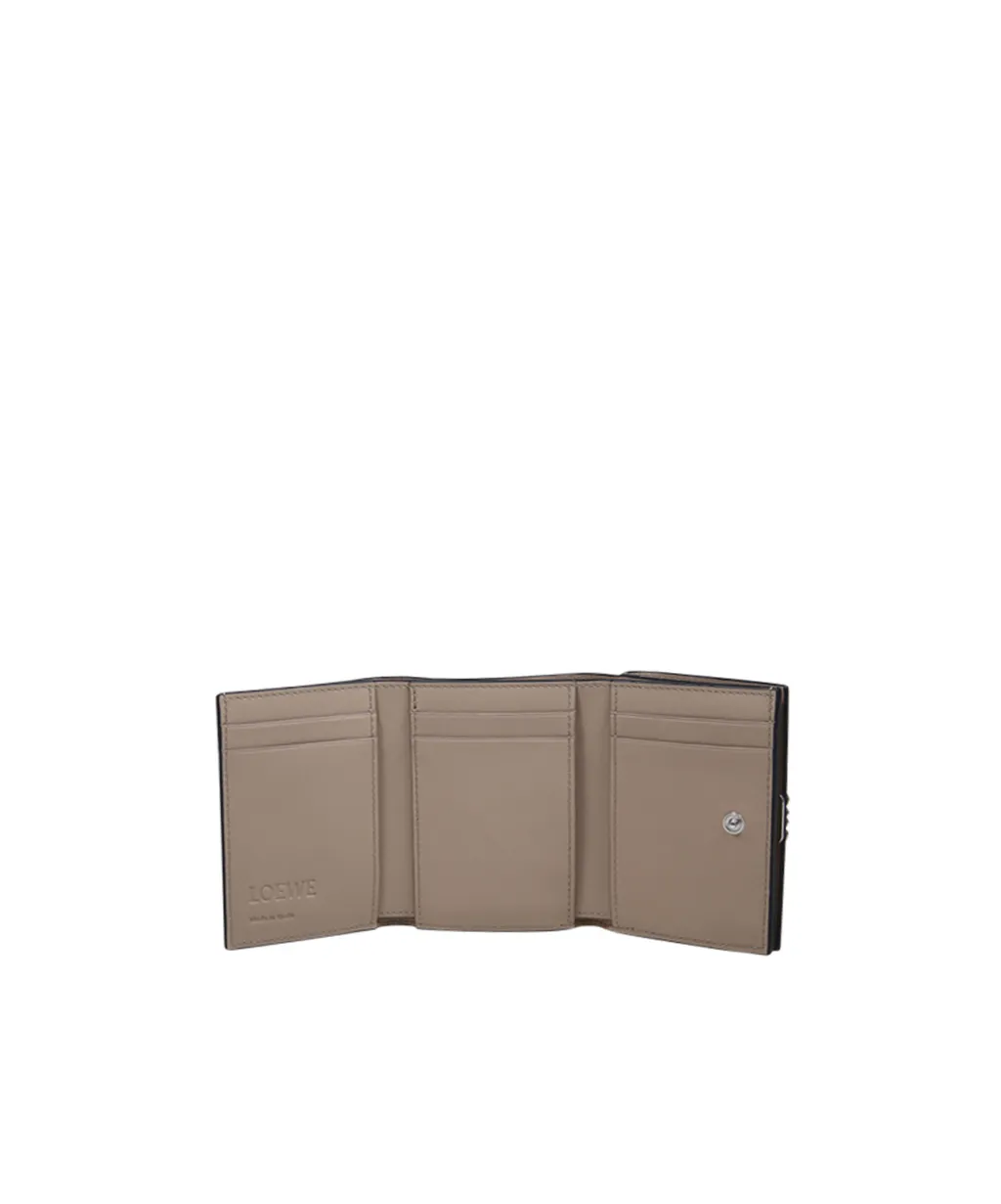 Anagram Trifold Wallet In Pebble Grained Calfskin