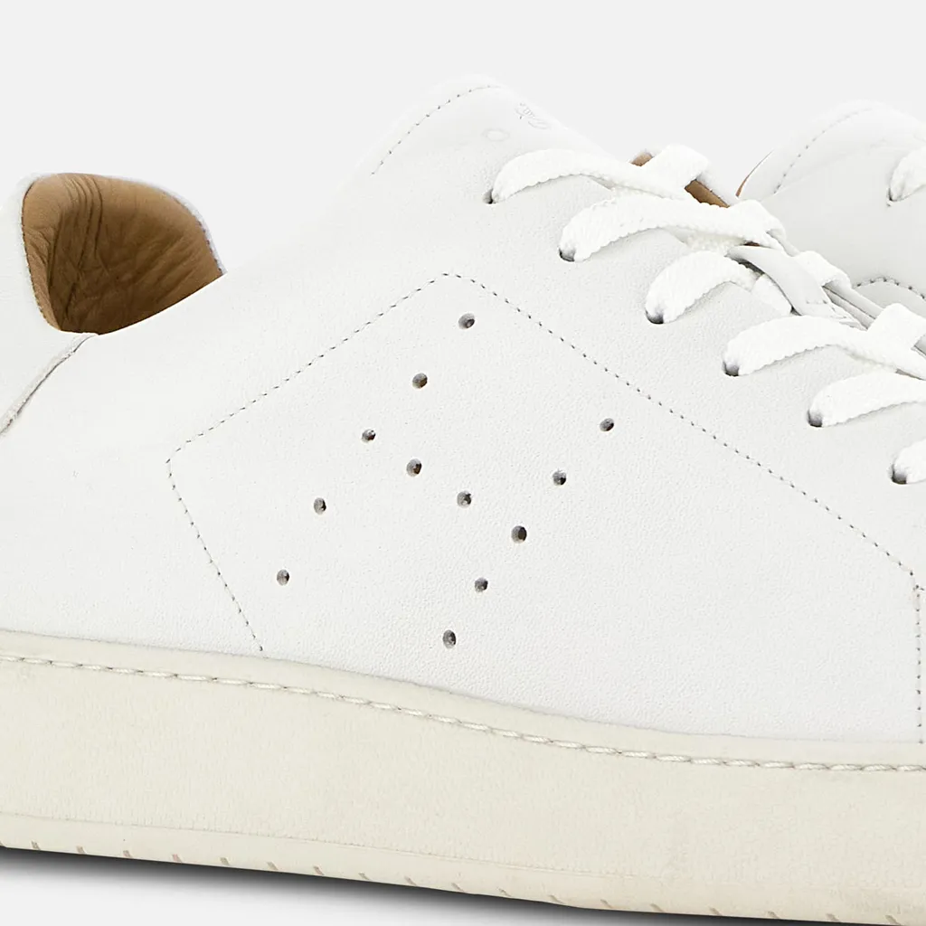 H672 Low-Top Sneakers
