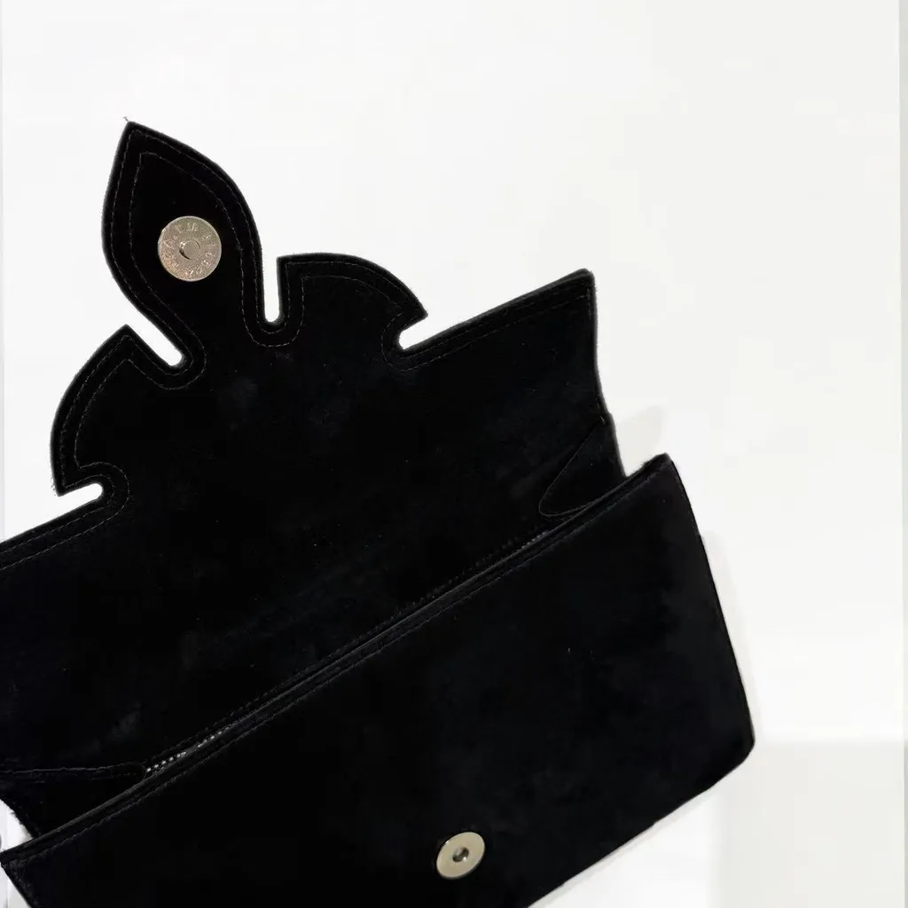 Zipper Clutch