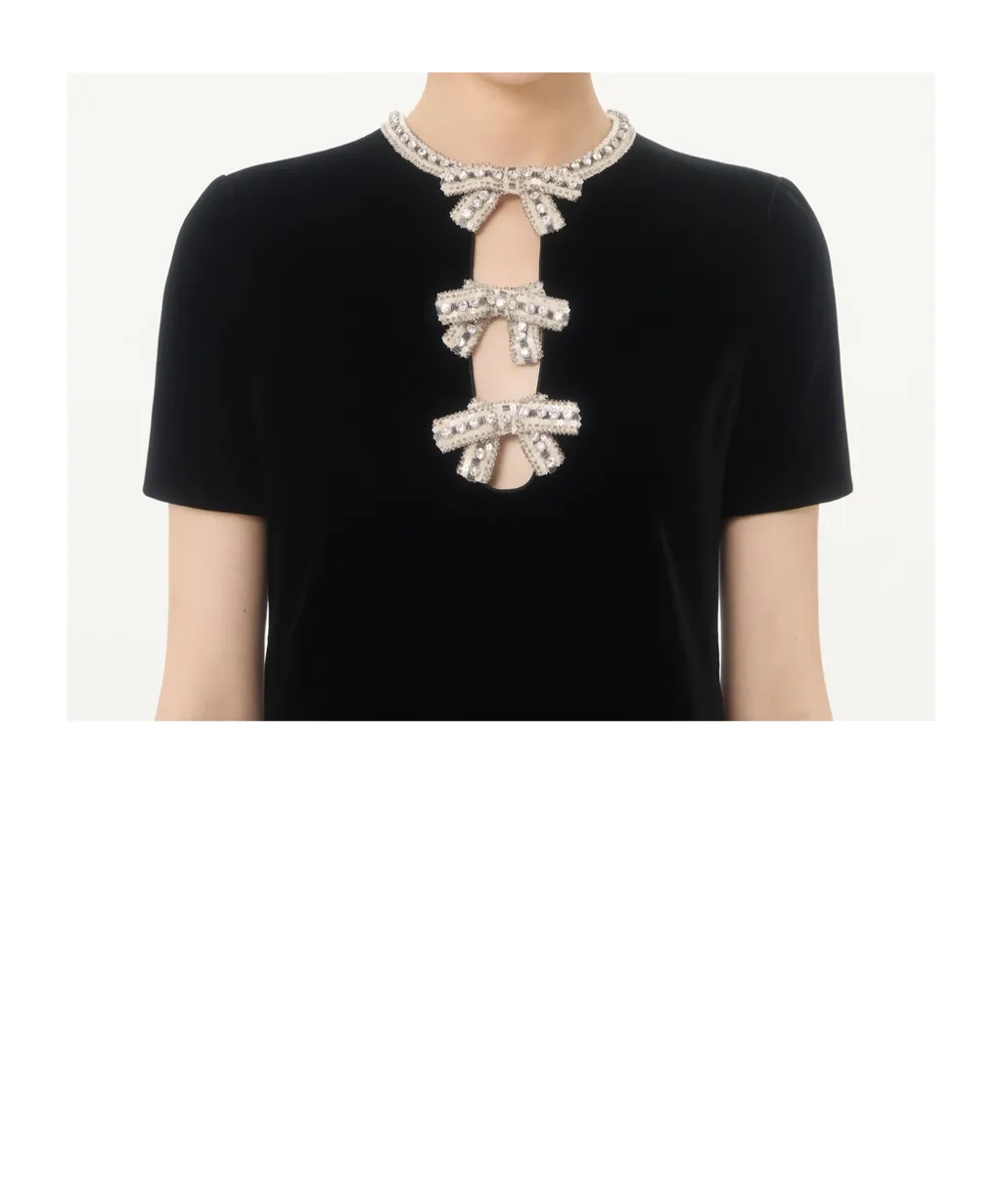 Short-Sleeved Dress With Bows And Feathers
