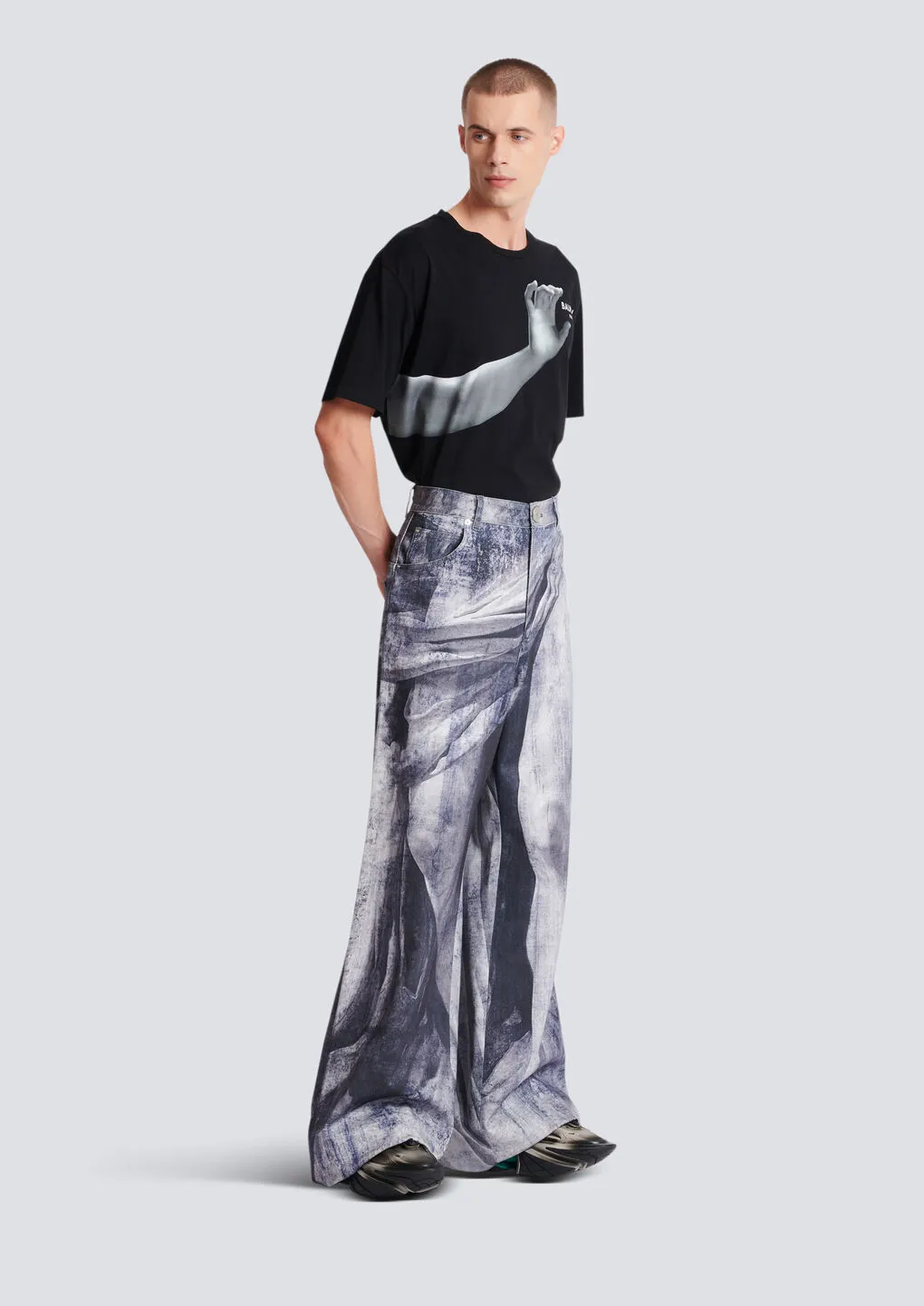 Loose-Fitting Statue Print Jeans