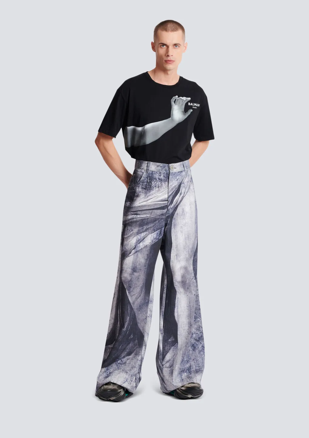 Loose-Fitting Statue Print Jeans
