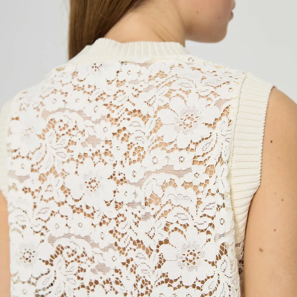 Diamond Patterned Knit Vest