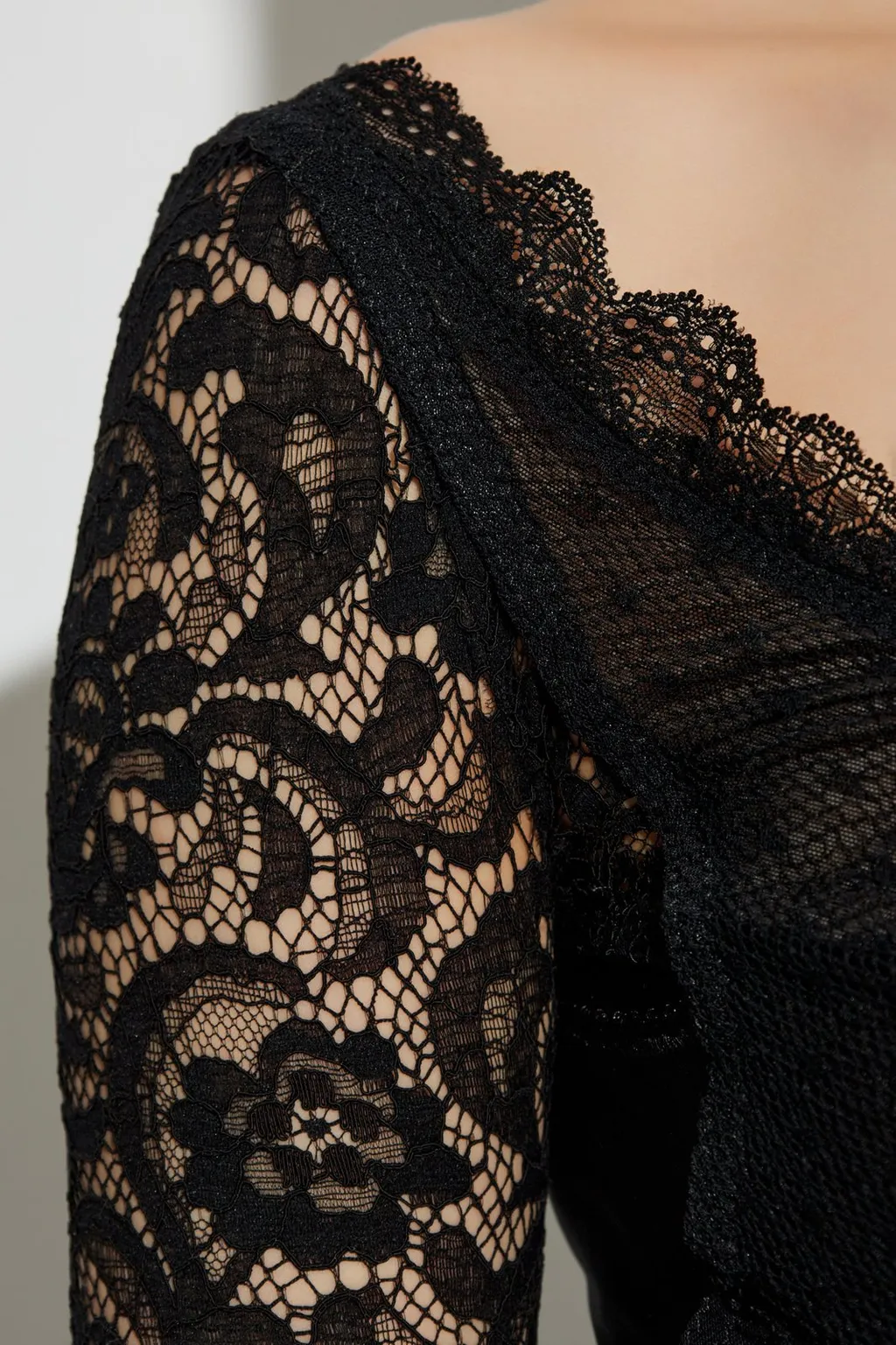Lace Detailed Long-Sleeve Top