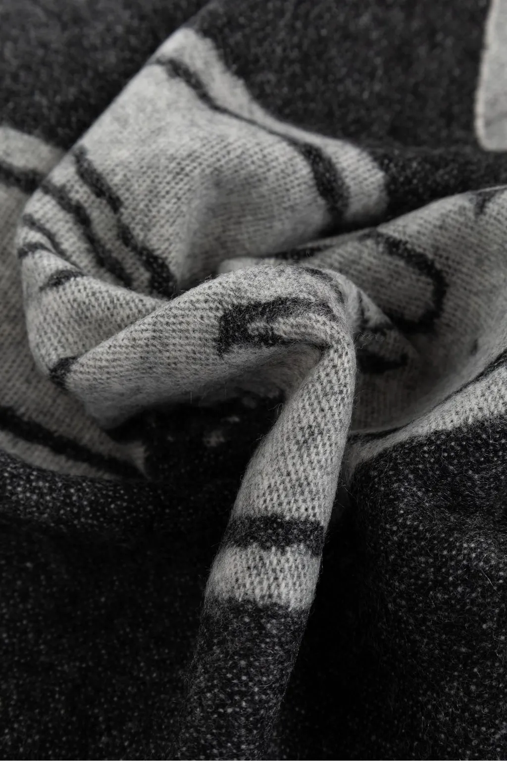 Logo Jacquard Fringed-Edge Scarf