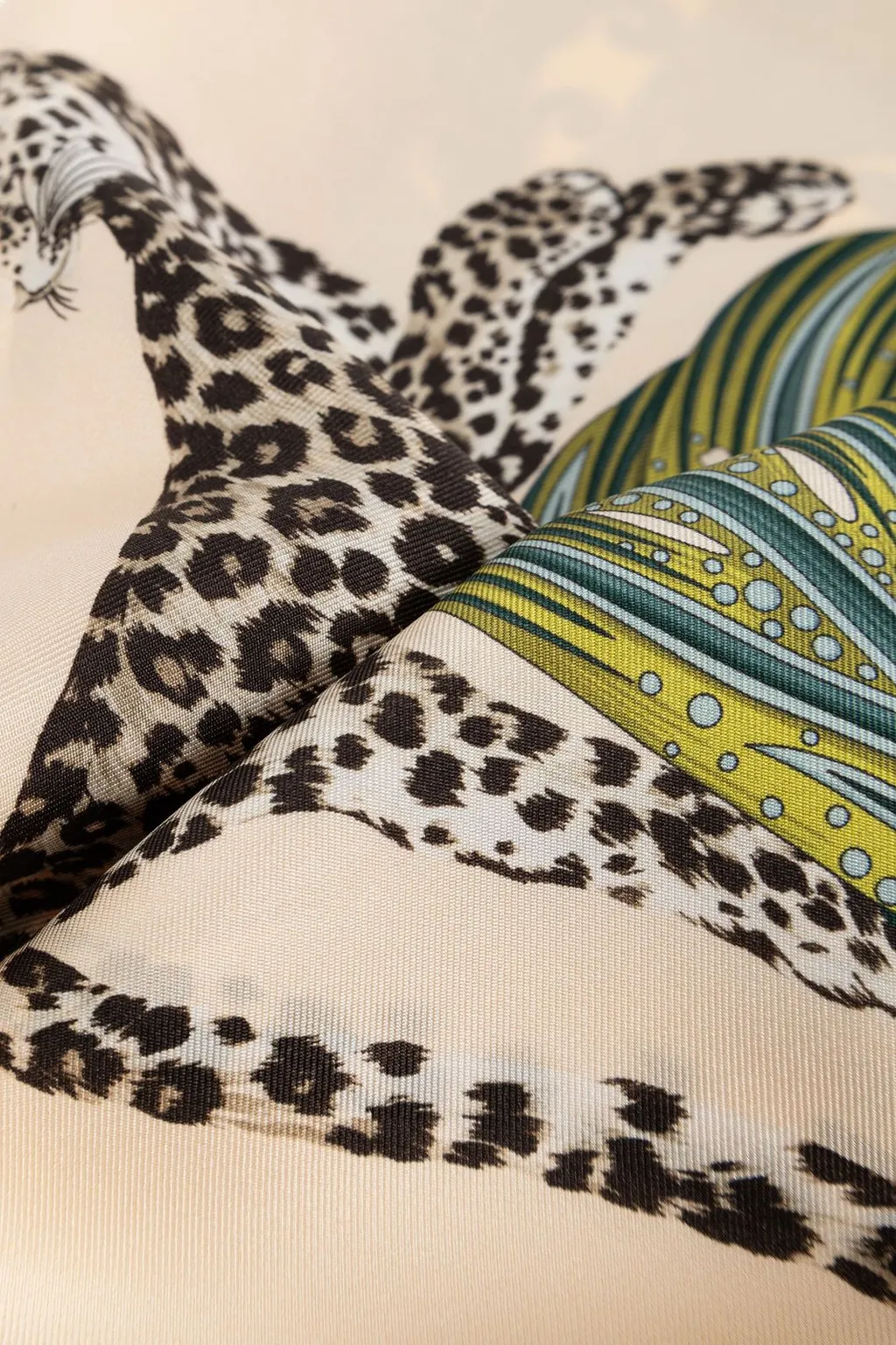 Scarf With Leopard And Tropical Leaf Print
