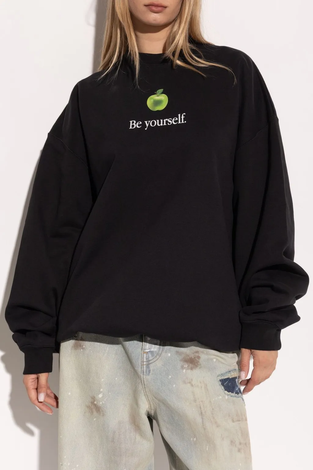 Sweatshirt With Apple Graphic