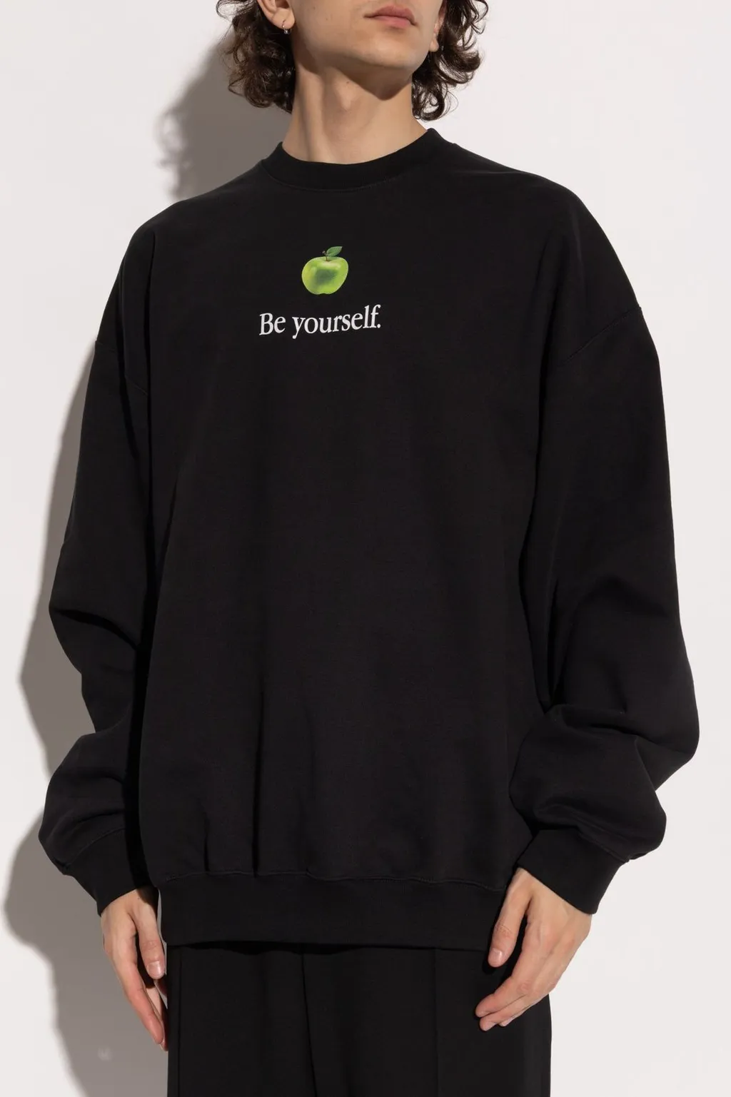 Sweatshirt With Apple Graphic