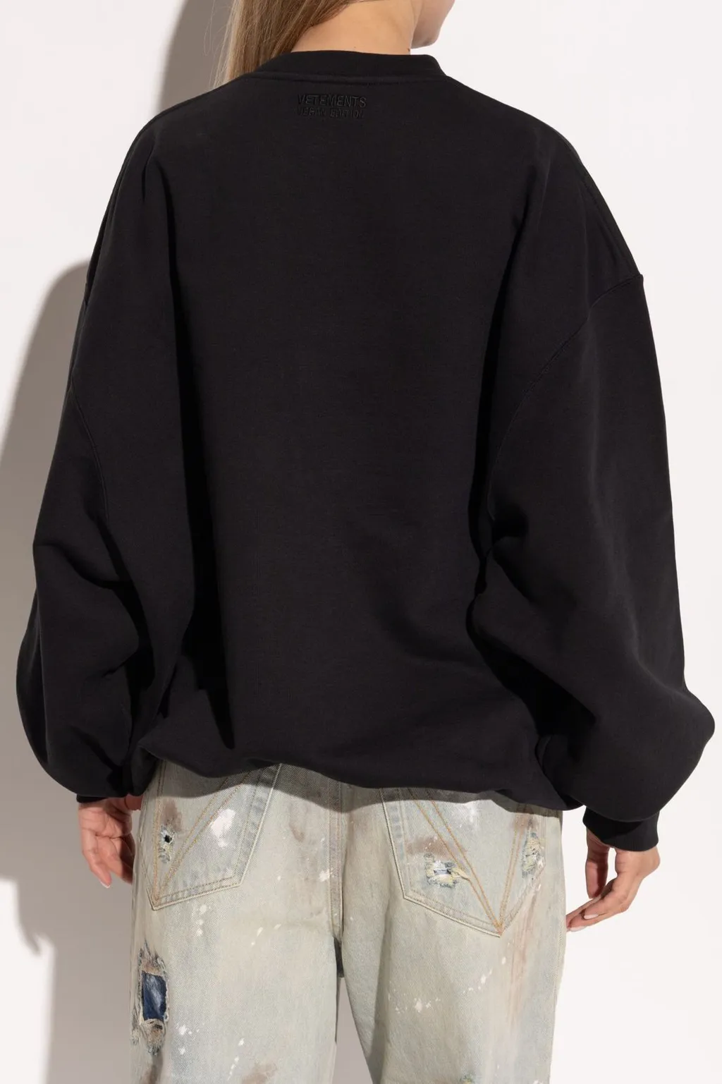 Sweatshirt With Apple Graphic