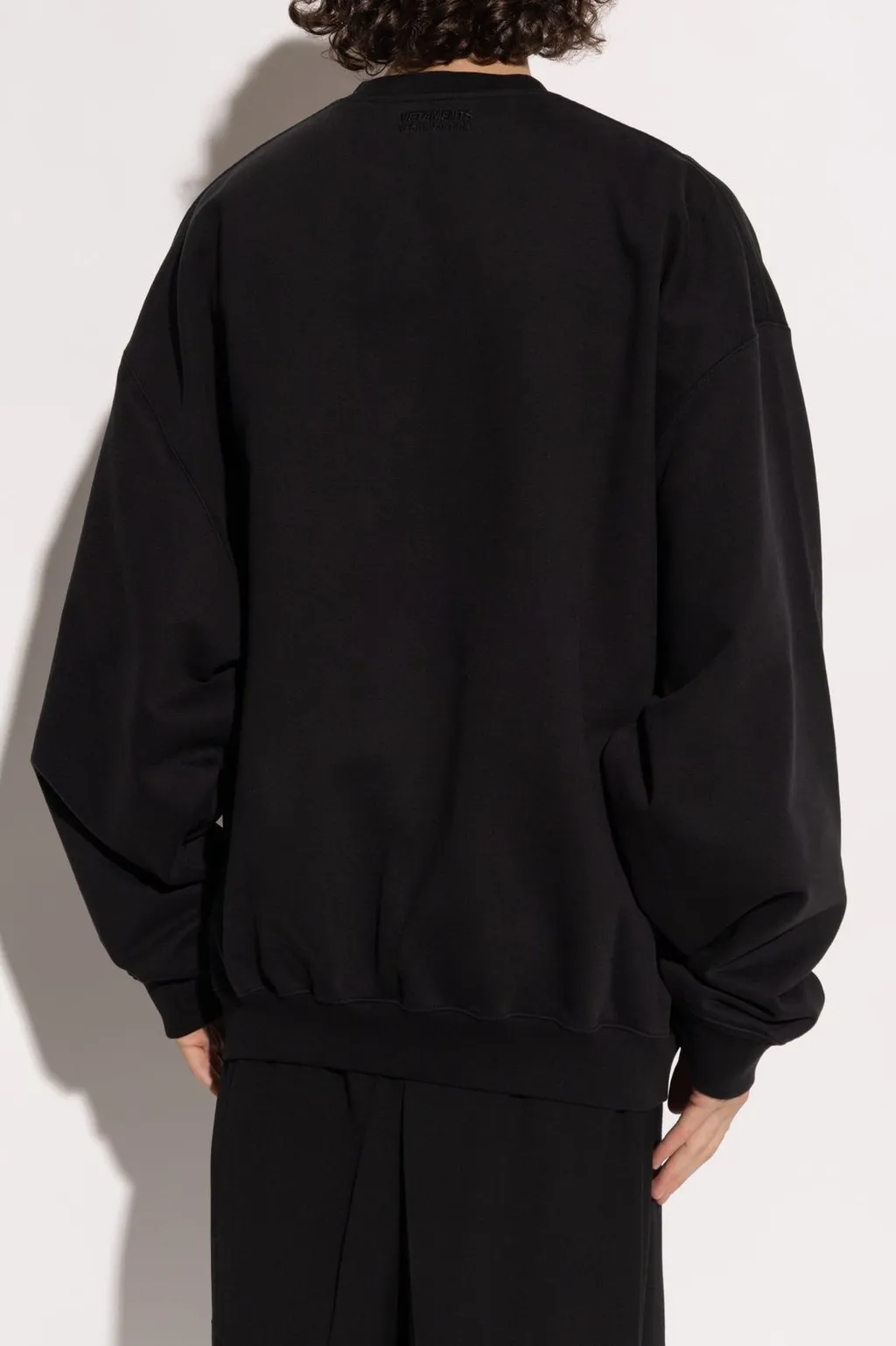Sweatshirt With Apple Graphic