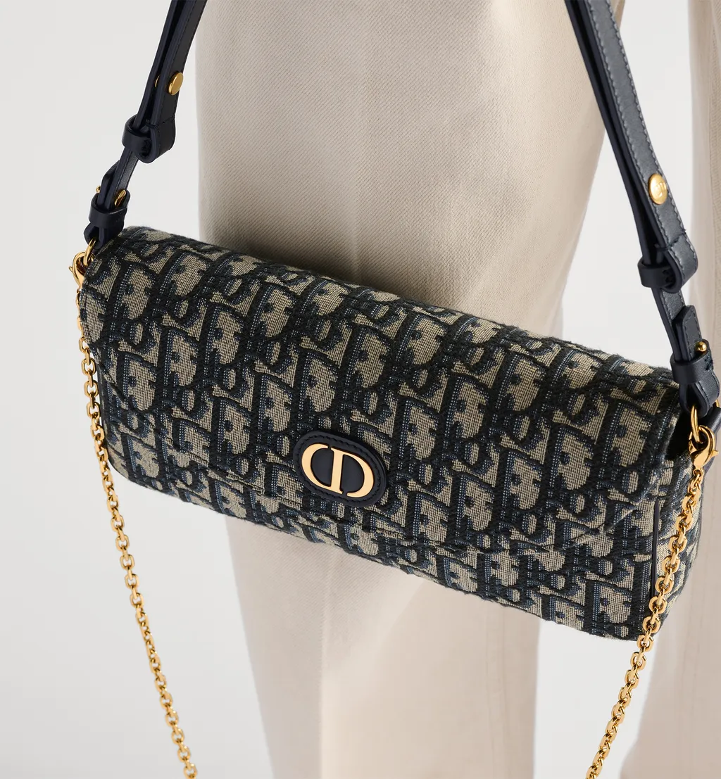 30 Montaigne D-Vine Pouch With Chain