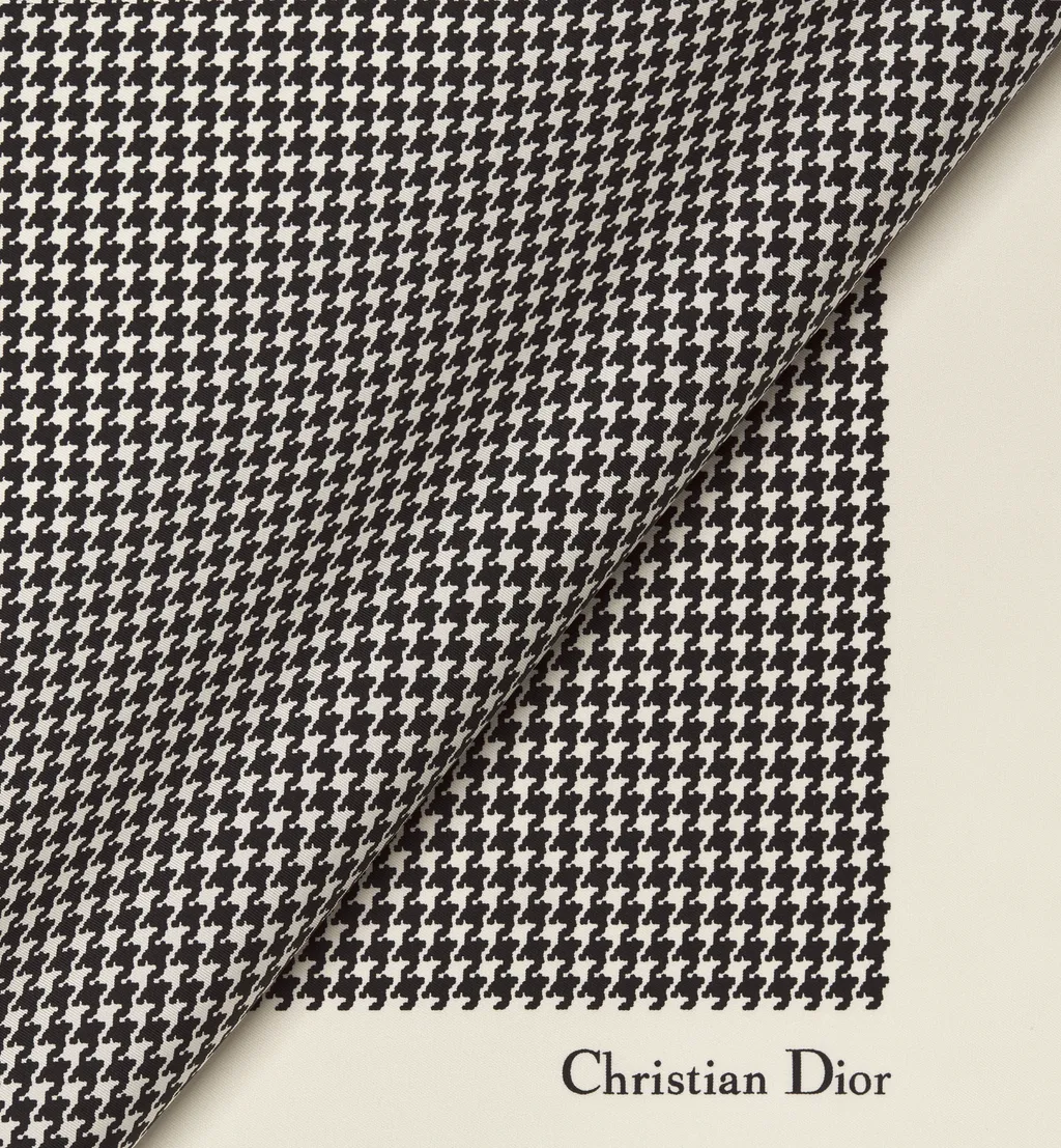 30 Montaigne 90 Square Scarf