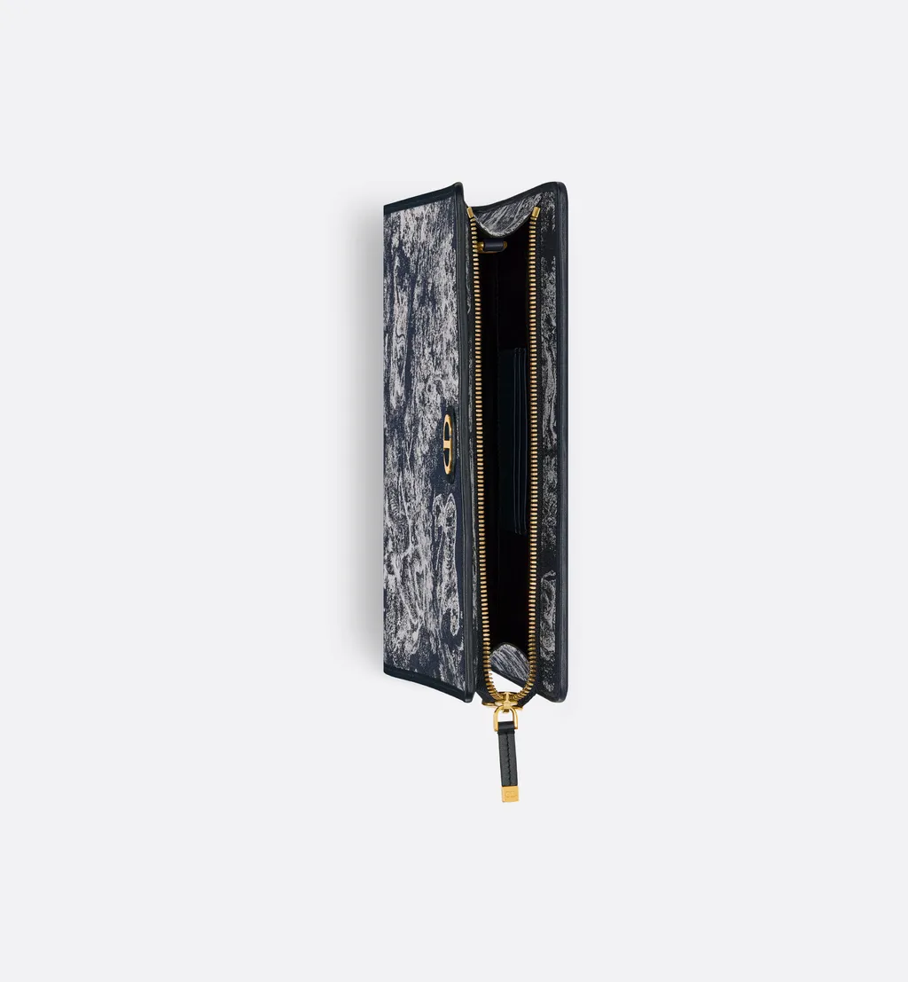 30 Montaigne Dea Pouch