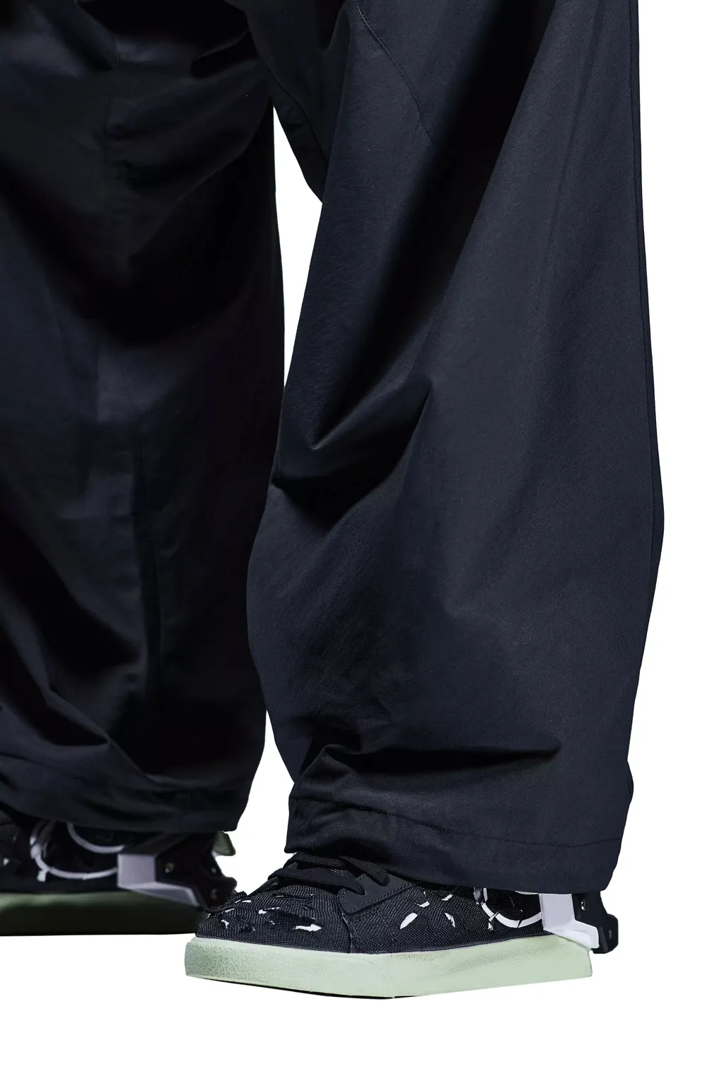 Encapsulated Nylon Ultrawide Drawcord Cargo Trouser Gen. 1 / Blk
