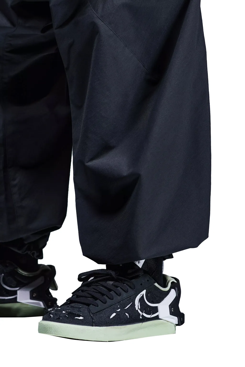 Encapsulated Nylon Ultrawide Drawcord Cargo Trouser Gen. 1 / Blk