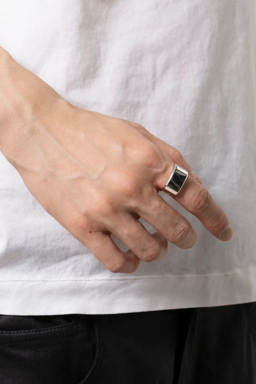 Bone Shaped Signet Ring.-M- / Sil