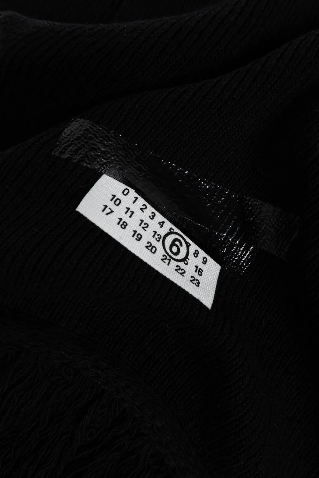 Mm6 Maison Margiela Logo Patch Fringed Edge Scarf