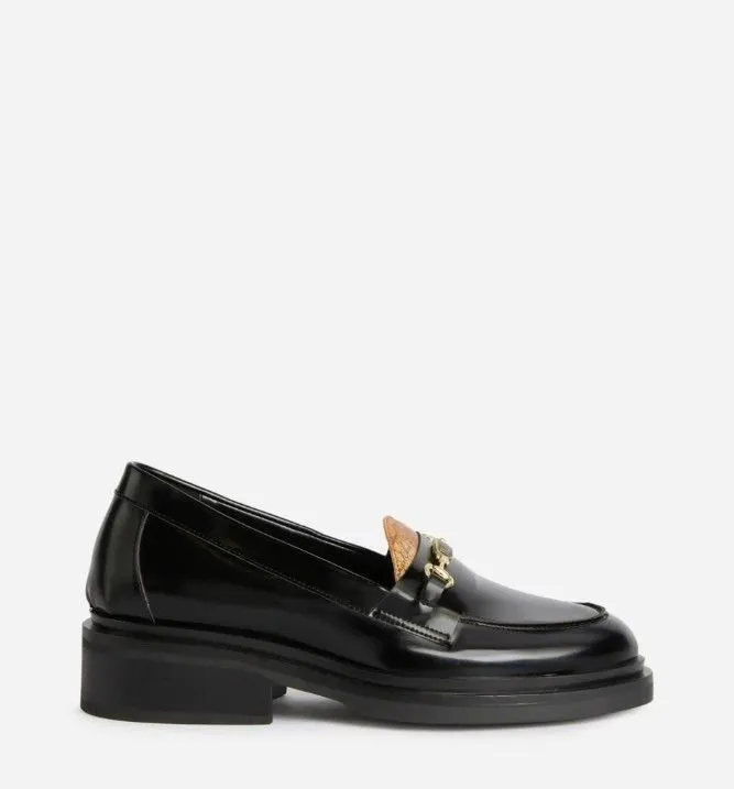 Alviero Martini Logo-Embellished Flat Shoes