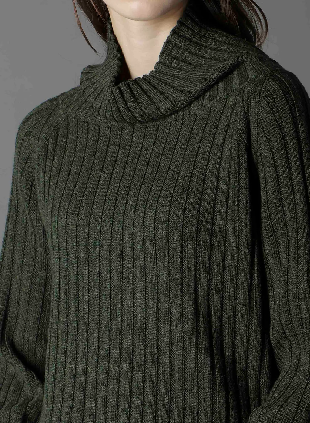 Fine Merino Wool Ribbed Raglen Short Length Turtle Neck