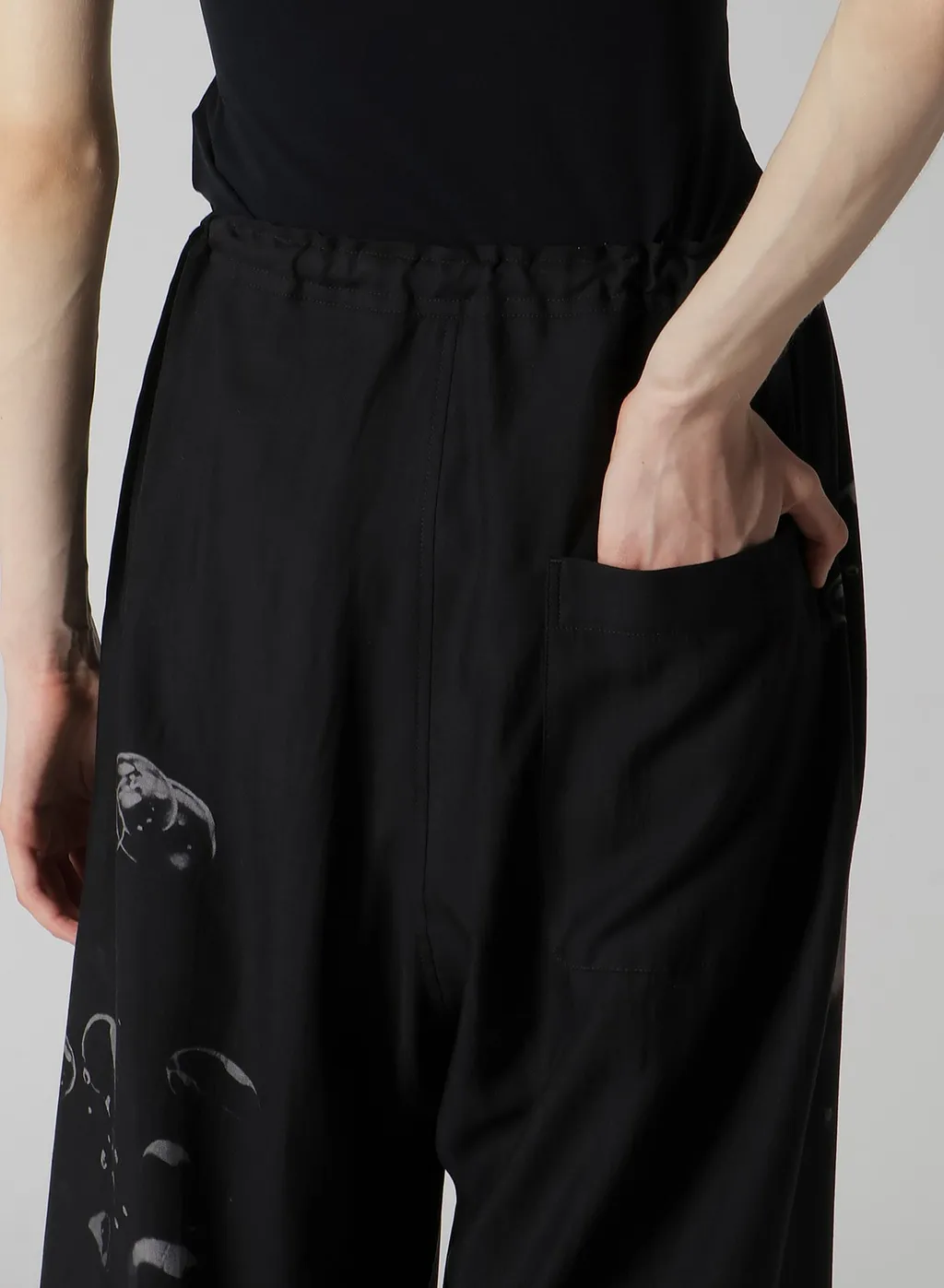 Angel-Print Dungaree Twill Front Plated Wide Pants