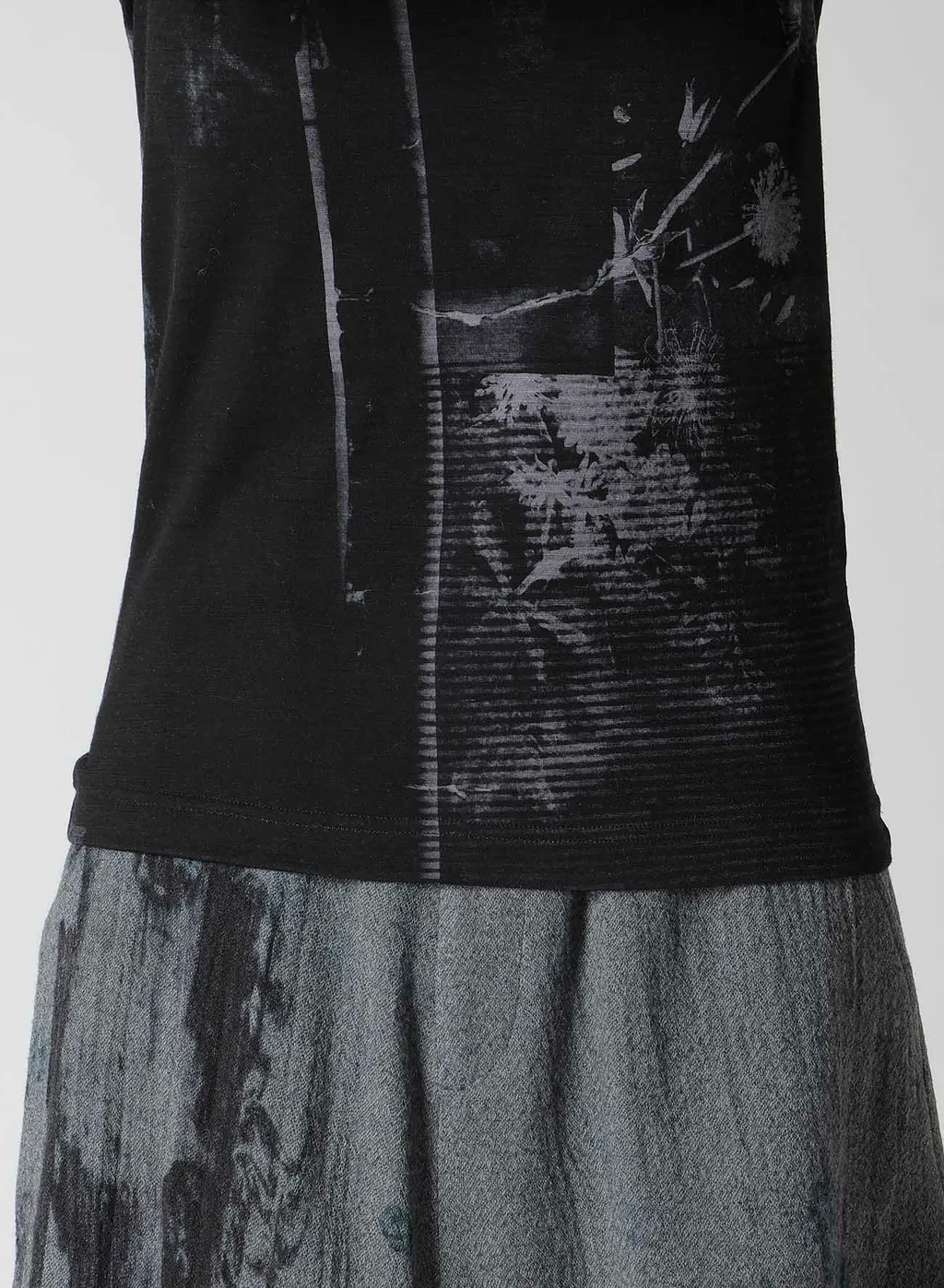 Blurry Flower Printted Round Neck Long Sleeve T
