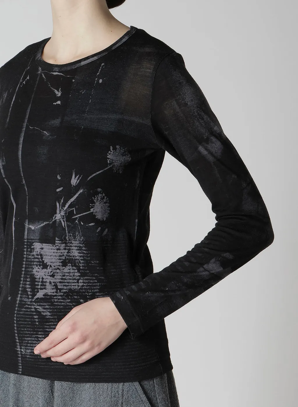 Blurry Flower Printted Round Neck Long Sleeve T