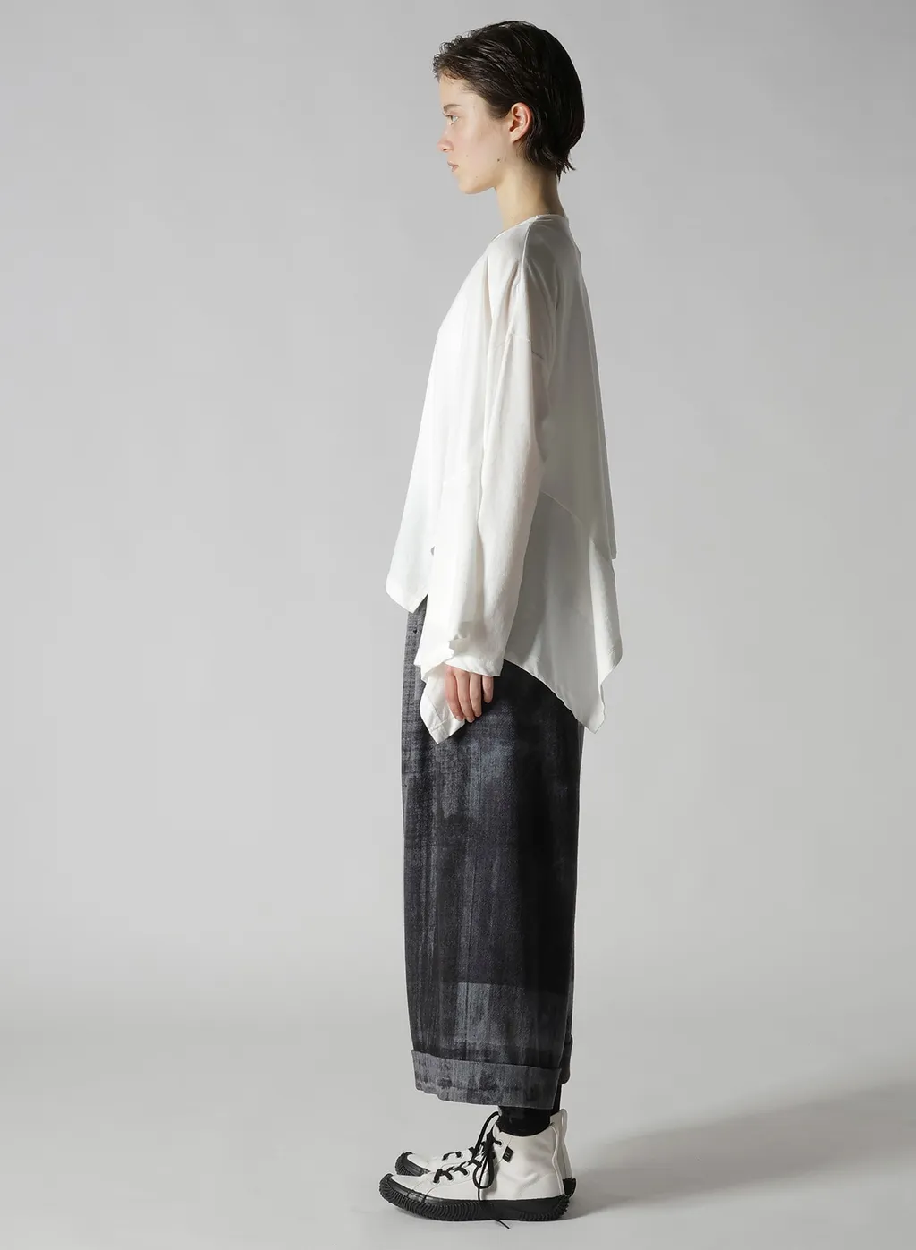 Hard-Twisted Jersey Asymmetric Round Neck T