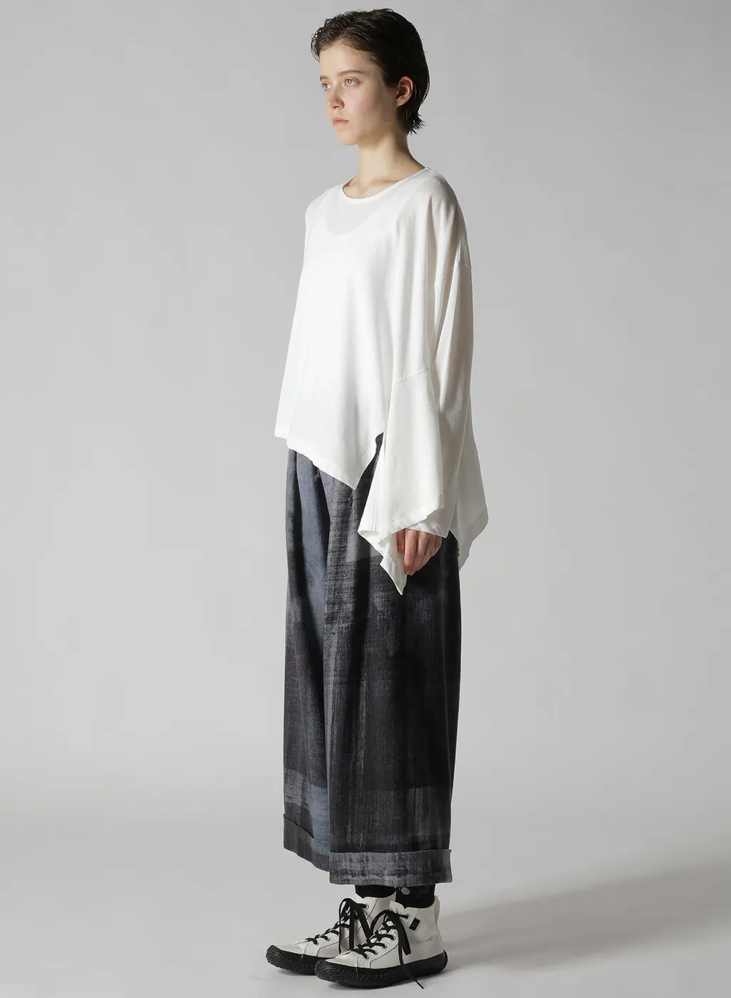 Hard-Twisted Jersey Asymmetric Round Neck T