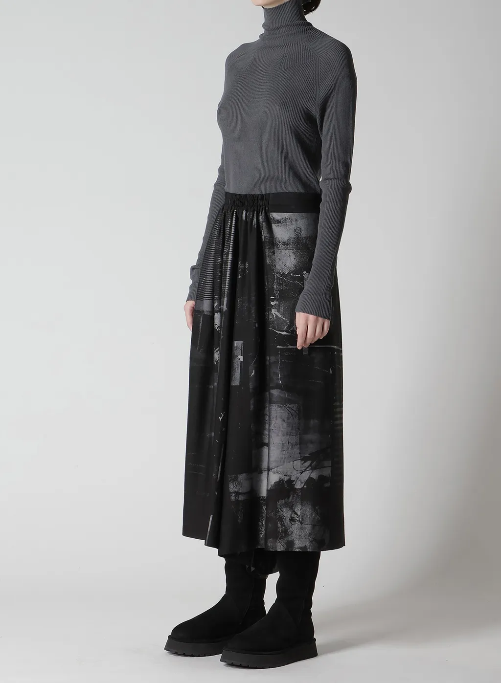 Cupro Blurry Flower Print Right-Side Gatehred Pants