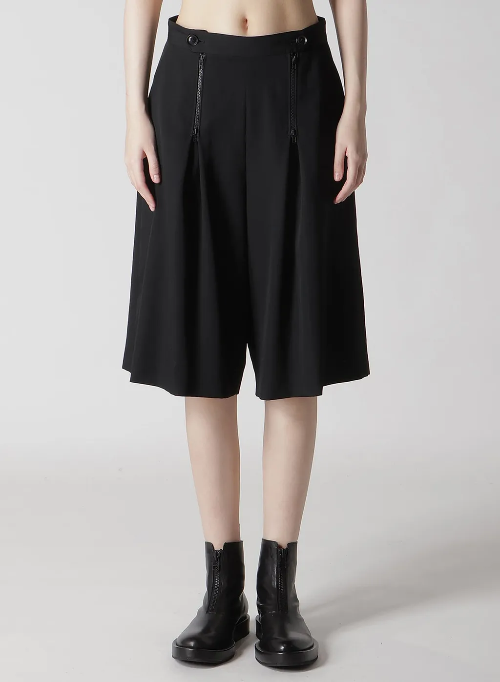 Wool Gabardine Zip Tucked Short Pants