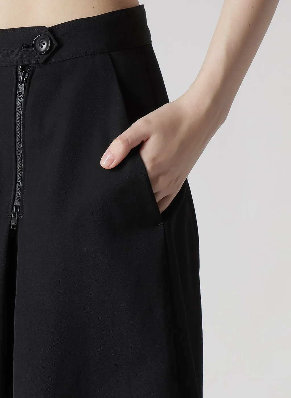 Wool Gabardine Zip Tucked Short Pants