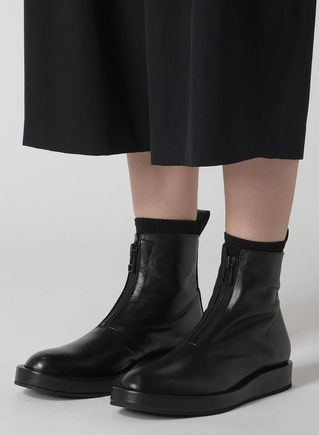 Oil Smooth Leather Zipper Boots